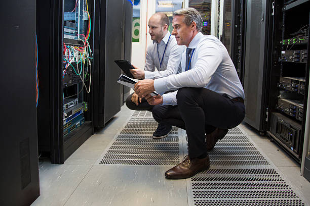 由兩名 IT 工程師組成的團隊在服務器機房內完成對服務器的計劃維護。