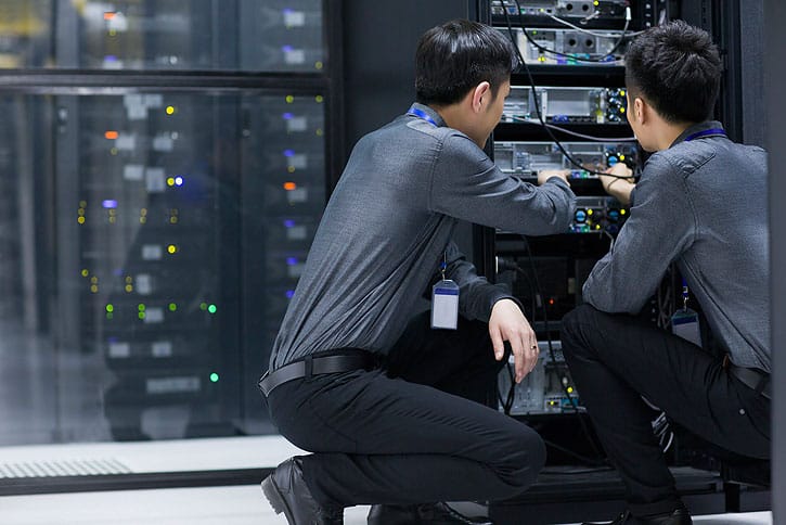 由兩名 IT 工程師組成的團隊在服務器機房內完成對服務器的計劃維護。